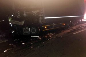 TIR, odun y&uuml;kl&uuml; kamyona arkadan &ccedil;arptı