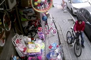 D&uuml;kkanındaki bisikleti &ccedil;alındı, 'nasıl g&ouml;remedim' diye kendine kızdı