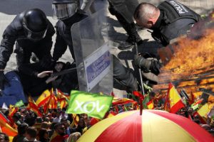 Barselona'da ayrılık&ccedil;ı gruplar polisle &ccedil;atıştı