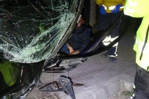 Bursa'da otomobil, &ouml;nce &ccedil;&ouml;p konteynerine, ardından elektrik direğine &ccedil;arptı: 2 yaralı