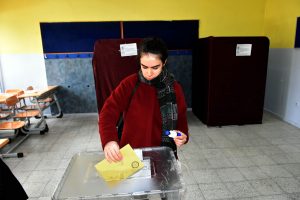 Oy verme işlemi 'kar' s&uuml;rpriziyle başladı
