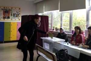 Candan Er&ccedil;etin oyunu Beşiktaş'ta kullandı