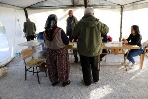 Deprem b&ouml;lgesinde oylar &ccedil;adırda kullanılmaya başlandı