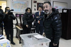 Cem Yılmaz oyunu kullandı, espriyi patlattı