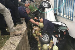 Otomobil boşluğa d&uuml;şt&uuml;! 3 yaralı