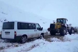 Oy torbaları ve se&ccedil;im g&ouml;revlilerini taşıyan minib&uuml;s karda mahsur kaldı