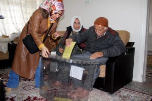 Sandıklar se&ccedil;menin ayağına gitti