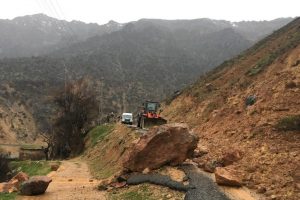 Heyelan grup k&ouml;y yolunu kapattı, se&ccedil;menler yolda kaldı