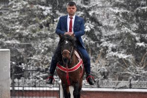 Muhtar adayı, oyunu atı 'Cemşit' ile kullanmaya geldi