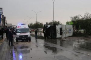 Adana'da TOMA devrildi: 2 polis yaralı