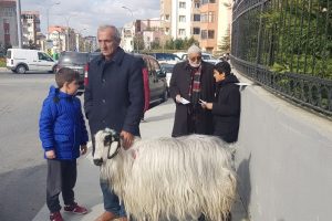 Oy vermeye ke&ccedil;isiyle geldi