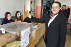 4 bin 534 n&uuml;fuslu mahallenin rakipsiz bayan muhtar adayı