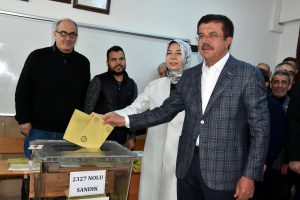 Cumhur İttifakı'nın İzmir adayı Zeybekci, oyunu kullandı
