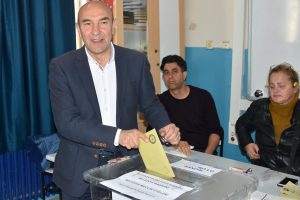 Millet İttifakı'nın İzmir Adayı Tun&ccedil; Soyer oyunu kullandı