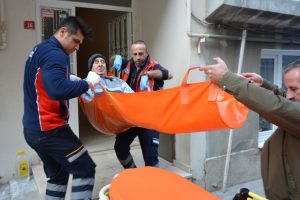 Bursa'da engelli ve yatalak hastalar oy kullanmaya sedye ile taşındılar