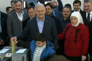 Binali Yıldırım, Tuzla'da oyunu kullandı