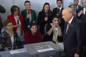 MHP Genel Başkanı Bah&ccedil;eli Ankara'da oyunu kullandı