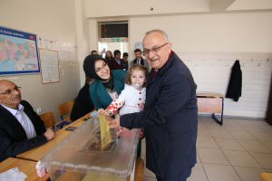 AK Parti Nil&uuml;fer Belediye Başkan Adayı Şahin oyunu kullandı