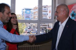Herkes Binali Yıldırım zannetti! Meraklı bakışlar arasında oy kullandı