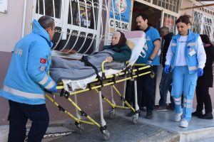 Oy vermeye sedye ile gitti, sağlık g&ouml;revlilerine dua etti