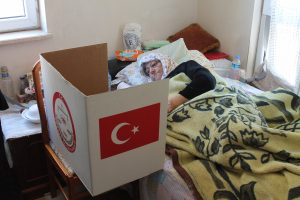 Bursa'da se&ccedil;im sandığı hasta ve engellilerin evine gitti