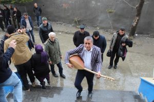 Aydın Aydın oy kullanmaya sazıyla geldi