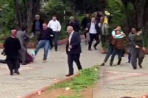 Oy kullanmaya giden iki grup arasında kavga!
