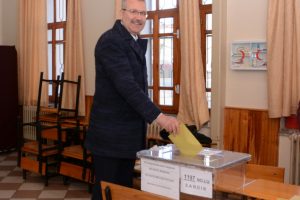Karacabey Belediye Başkanı Ali &Ouml;zkan oyunu kullandı