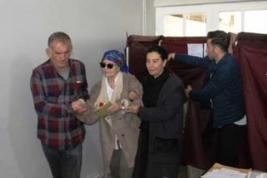Fatma Girik hasta yatağından kalkıp oy kullandı