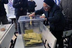 93 yaşında sandığa sahip &ccedil;ıktı