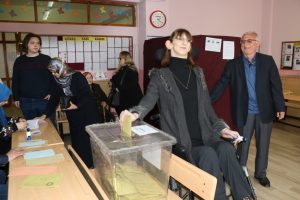 D&uuml;nyanın en uzun gen&ccedil; kızı oyunu kullandı
