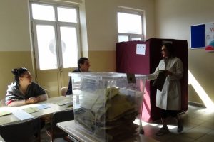 Oy kullanan H&uuml;lya Avşar m&uuml;hr&uuml; kabinde unuttu