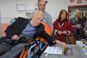 Bursa'da 90 yaşındaki Ali dede sedye yardımıyla oy kullandı