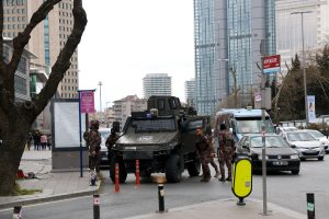 Cadde ortasında intihara kalkıştı