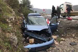 Otomobil ve kamyonet birbirine girdi! Yaralılar var