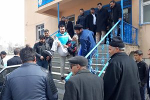 73 yaşındaki adam oy kullanmaya ambulans ile getirildi