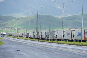 TIR şof&ouml;rleri oy kullanmaya gitti, uzun kuyruklar oluştu