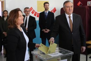 MHP'li Ak&ccedil;ay oyunu Manisa'da kullandı