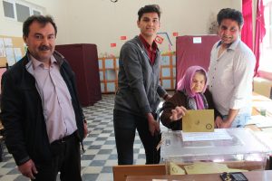 Parkinson hastası annesini sandalye ile sandığa taşıdı