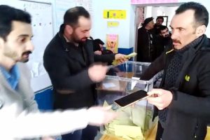 Cep telefonunu se&ccedil;im sandığına d&uuml;ş&uuml;rd&uuml;