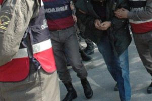 25 kişi oy kullandıktan sonra g&ouml;zaltına alındı