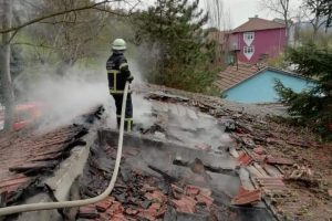 Okulda yangın &ccedil;ıktı, sandıklar bah&ccedil;eye taşındı