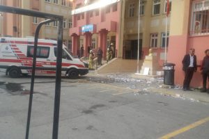 Okulda yangın &ccedil;ıktı: Oy sayımına ara verildi