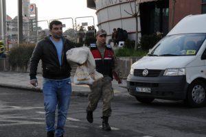 Diyarbakır'da sayılan oylar, se&ccedil;im kurullarına g&ouml;t&uuml;r&uuml;l&uuml;yor