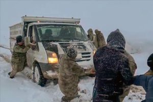 Ekipler kar ve tipide vatandaşları se&ccedil;im merkezlerine ulaştırdı