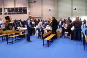 İzmir'de oylar se&ccedil;im kurullarına gelmeye başladı