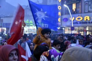 G&uuml;m&uuml;şhane'de sevin&ccedil; g&ouml;sterileri