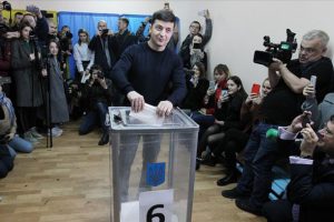 Ukrayna'da en &ccedil;ok oyu komedyen Zelenskiy aldı