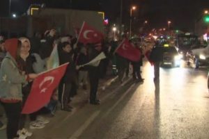 AK Partili vatandaşlar kutlamalara başladı