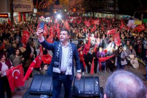 Kuşadası'nın yeni belediye başkanı &Ouml;mer G&uuml;nel oldu